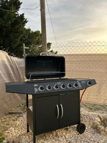 a black barbecue grill with a laptop on top of it at Villa Baglio della Fico a 15 minuti dalla valle dei templi e dal mare in Racalmuto