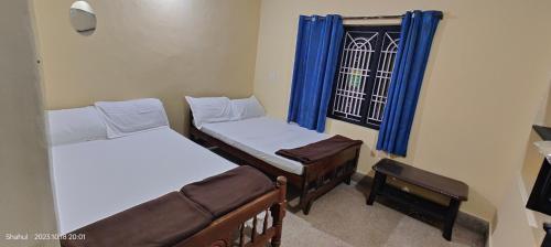 Postel nebo postele na pokoji v ubytování PRASHANTH Home Stay