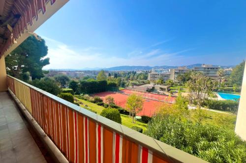 un balcon avec vue sur une ville dans l'établissement JUAN LES PINS - 4 people - swimming pool - tennis, à Juan-les-Pins