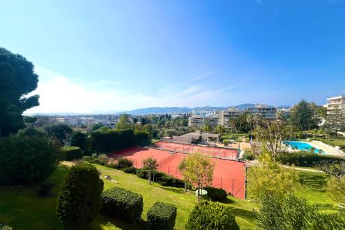 - une vue sur la ville depuis un parc dans l'établissement JUAN LES PINS - 4 people - swimming pool - tennis, à Juan-les-Pins