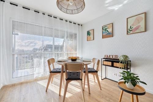une salle à manger avec une table et des chaises et une fenêtre dans l'établissement Le Studio Saint Michel - Proche Plage, à Cabourg