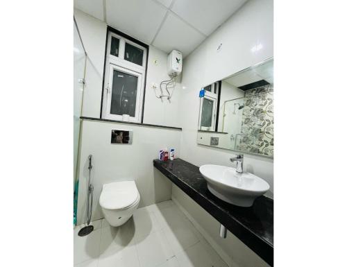 Koupelna v ubytování The Charming Retreat 2BHK Service Apartment with Swimming Pool