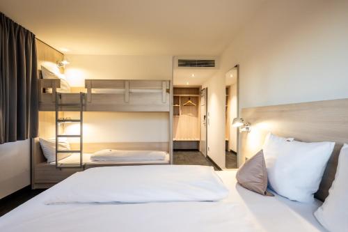 Ένα ή περισσότερα κρεβάτια σε δωμάτιο στο Serways Hotel Weiskirchen Nord