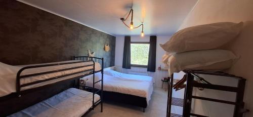 Postel nebo postele na pokoji v ubytování Dikke Vriend , herberg & taverne