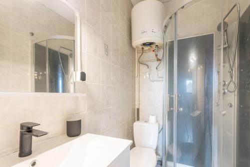 une salle de bain avec une douche, des toilettes et un lavabo dans l'établissement Bel appartement 3Pers Stationnement Gratuit Centre, à Mulhouse