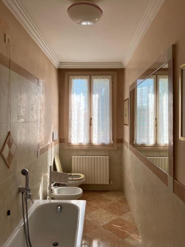 a bathroom with a tub and a sink and a toilet at Terme Colli Golf - Suite La Montecchia in Montecchia