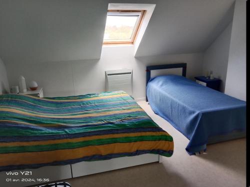 une petite chambre avec un lit et une fenêtre dans l'établissement Appartement lumineux, à Arzal