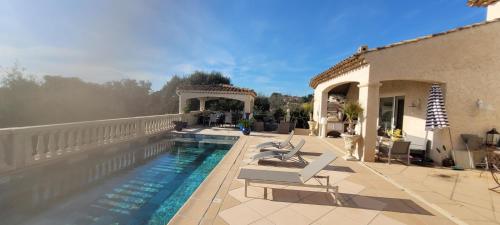 une maison avec une piscine sur un balcon dans l'établissement Villa Bastide provençale Saint Raphaël Valescure, à Saint-Raphaël