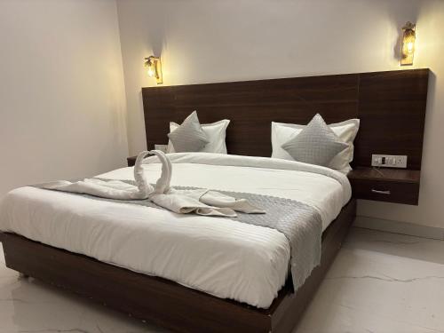 Postel nebo postele na pokoji v ubytování Corbett The Vedant