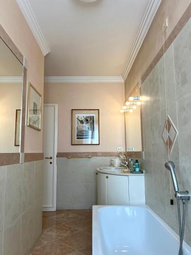 a bathroom with a bath tub and a sink at Terme Colli Golf - Suite La Montecchia in Montecchia