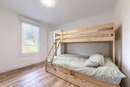 een slaapkamer met een stapelbed en een raam bij VT Refugio de Paz en la Naturaleza casa Espaciosa para Familias y Grupos in Ibarguren