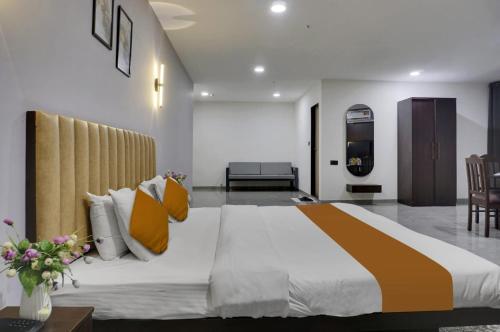 Cama o camas de una habitación en Hotel Sky Inn Pune