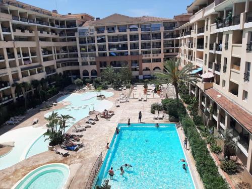une vue aérienne de la piscine du complexe dans l'établissement Le Bohème Chic Méditerranéen, à Cannes