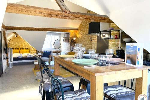 une salle à manger avec une table et des chaises dans l'établissement Loft - Echappée Mer - Casino 50m, à Trouville-sur-Mer