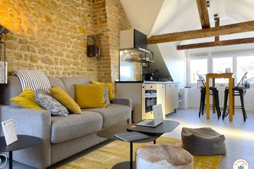 un salon avec un canapé et deux tables dans l'établissement Loft - Echappée Mer - Casino 50m, à Trouville-sur-Mer