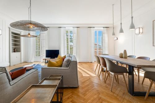 un salon avec un canapé et une table dans l'établissement Nice Renting - VICTOR - Historic Palace Luxury 3 Bedrooms Parking, à Nice