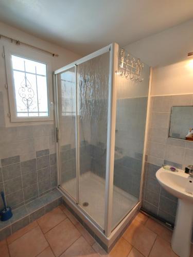 a bathroom with a shower and a sink at Chambre d'hôtes, à la nuitée in Barret-de-Lioure