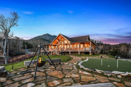 een huis met een speeltuin ervoor bij Just Like Paradise cabin in Sevierville