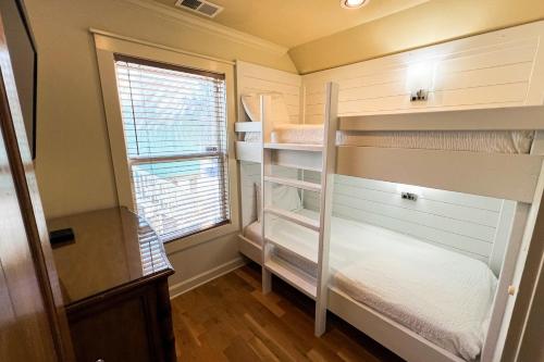 Ένα ή περισσότερα κρεβάτια σε δωμάτιο στο Sea Cabin 6A