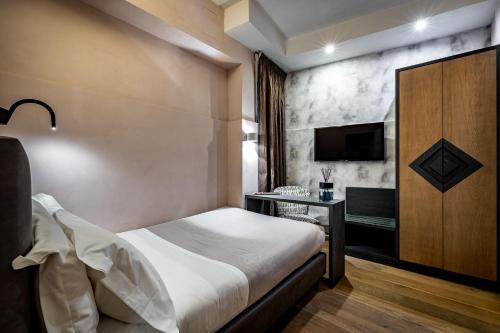 a hotel room with a bed and a television at Florence Old Bridge B&B in Florence