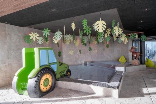 a childrens room with a tractor and a tub at Wellness & Naturhotel Tonihof in Langdorf im Landkreis Regen