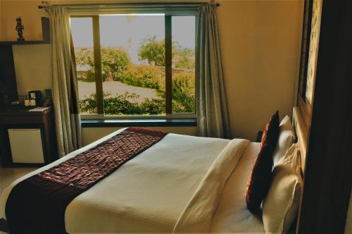 Postel nebo postele na pokoji v ubytování Alcor Kumbhalgarh - the family getaway