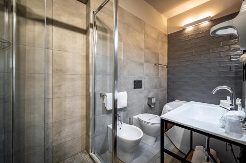 a bathroom with a toilet and a sink and a shower at Florence Old Bridge B&B in Florence