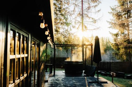 Ein Garten an der Unterkunft Fabryka Snów loft w sercu Beskidów