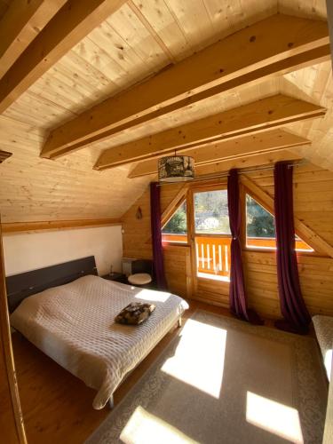 Postel nebo postele na pokoji v ubytování Chalet authentique au calme, en lisière de forêt, montagne, sentiers 15mn Gérardmer & Alsace "Chalet Mon beau sapin"