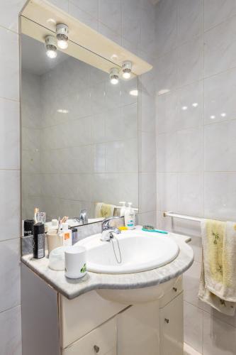 a bathroom with a sink and a large mirror at Casa Azul Belgica, Fiscal in Fiscal
