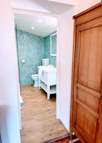 une salle de bain avec une baignoire, des toilettes et un lavabo dans l'établissement Les Terrasses de Ventabren, à Ventabren