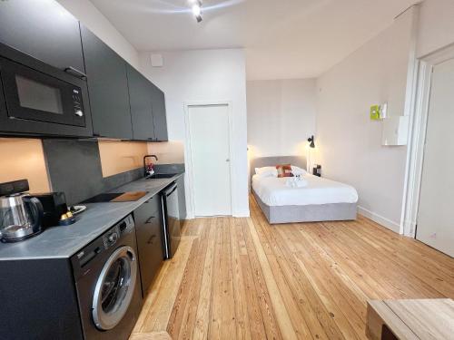 - une petite cuisine avec un lit dans une chambre dans l'établissement L'Argentier - Centre - Luxe - Gare, à Toulouse