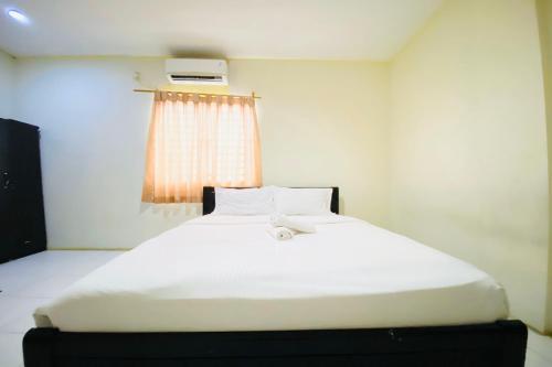 Ένα ή περισσότερα κρεβάτια σε δωμάτιο στο Hotel O Jodoh Near Grand Batam Mall Formerly Agung Hotel