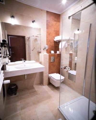 Koupelna v ubytování Hotel Korona Spa & Wellness