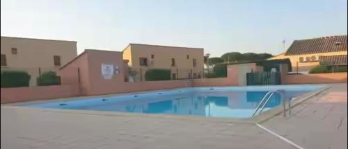 une grande piscine devant certains bâtiments dans l'établissement Mon Rêve, à Saint Cyprien Plage