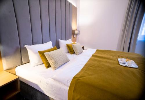 Postel nebo postele na pokoji v ubytování Hotel Korona Spa & Wellness