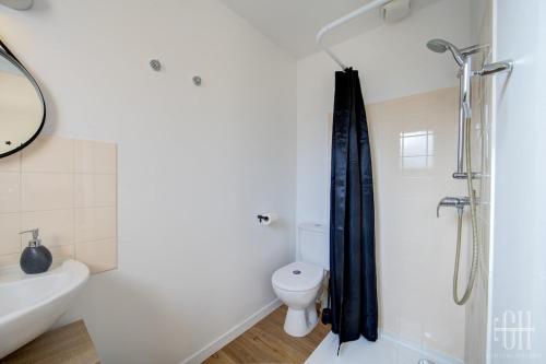 une salle de bain blanche avec douche et toilettes dans l'établissement Mars - Proche A10 - 2V - Parking, à Saint-Pierre-des-Corps