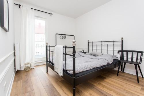 Un pat sau paturi într-o cameră la Apartament August