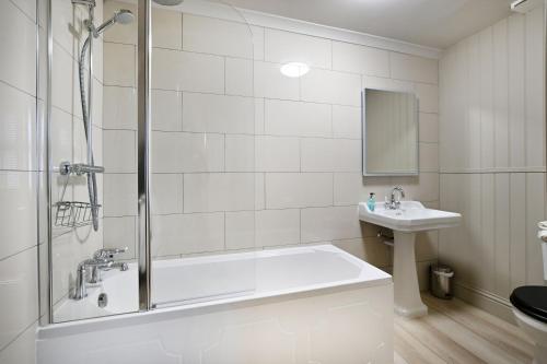 Un baño de Stanton Manor Hotel