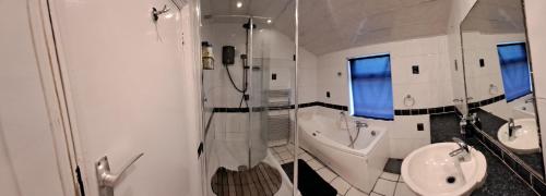 Old WalkerにあるMC Suitesのシャワー、洗面台、トイレ付きのバスルーム