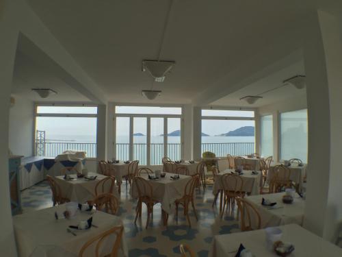 A restaurant or other place to eat at Hotel Venere Azzurra