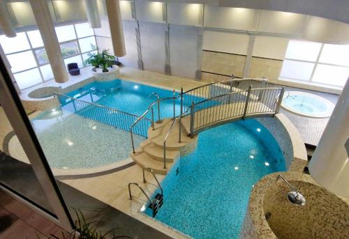 Bazén v ubytování Hotel Korona Spa & Wellness nebo v jeho okolí