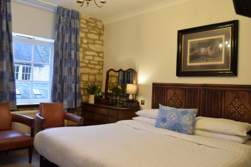 Postel nebo postele na pokoji v ubytování Noel Arms - "A Bespoke Hotel"