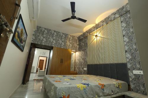 Ένα ή περισσότερα κρεβάτια σε δωμάτιο στο Raj Villa - Luxurious Modern Villa in Jodhpur City