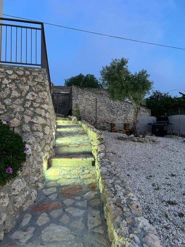 a stone wall with some stairs in front of it at Villa Baglio della Fico a 15 minuti dalla valle dei templi e dal mare in Racalmuto