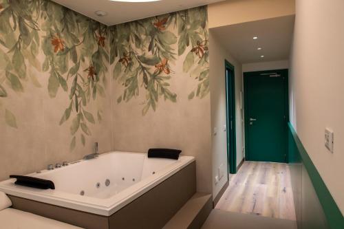 ナポリにあるSmart Hotel Napoliの花の壁紙を使用したバスルーム(バスタブ付)