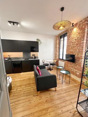 un salon avec un canapé et une table dans l'établissement Le Drapier - Centre - Luxe - Chalets, à Toulouse