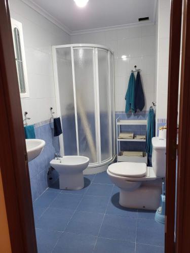 a bathroom with two toilets and a shower at Belmonte in Belmonte de Miranda