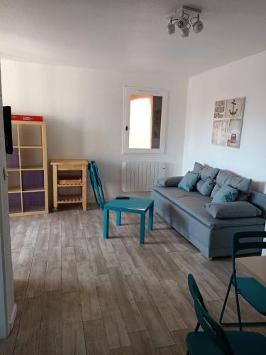 un salon avec un canapé et une table dans l'établissement pied à terre Port Leucate, à Leucate-Plage