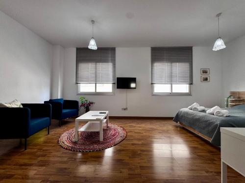 Una televisión o centro de entretenimiento en Lovely studio apartment in Pafos